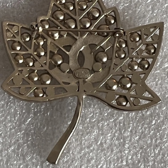Extremely Rare Chanel Maple Leaf Brooch Pin - Made in France preowned - Picture 8 of 13